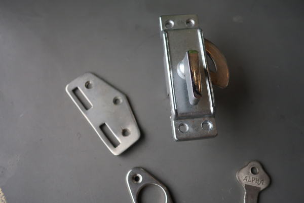 引き戸用のかわいい鎌錠