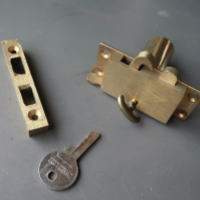 昔懐かしの引き戸鎌錠