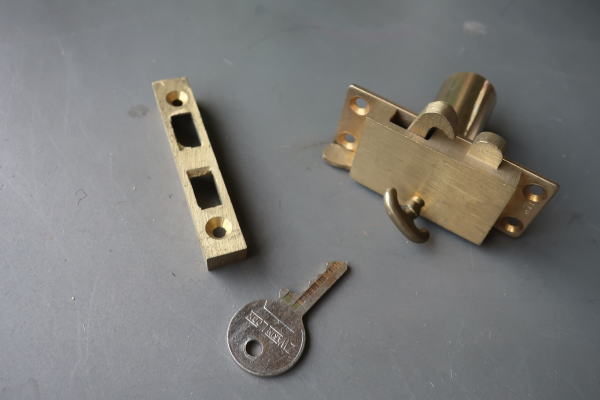 おしゃれなレトロ鎌錠