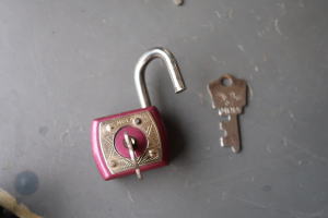 DIYで作った木箱に使いたい鍵