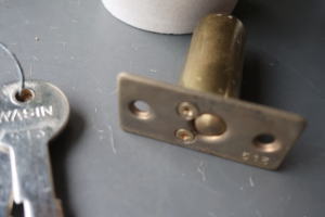 引き違い窓の昭和レトロ鍵