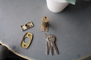 引き違い窓の昭和レトロ鍵