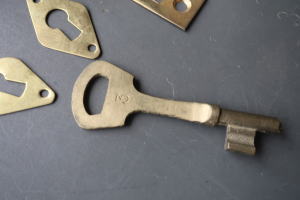 鍵のデザインがかわいい金物