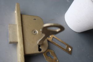 昭和レトロの金物を使う