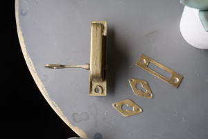 鍵のデザインがかわいい金物