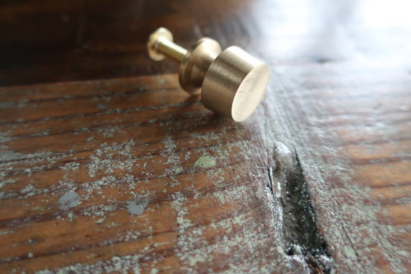 光沢から渋さへ、素材の変化が魅力のブラスノブ