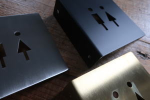 真鍮製で経年変化が楽しめるブラスのトイレサイン