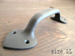 扉のアクセントになるハンドル