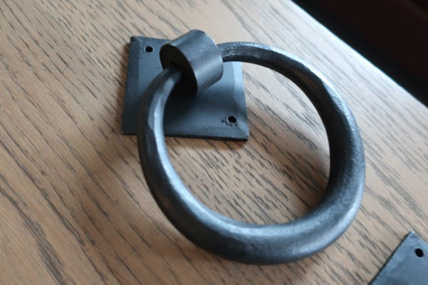 玄関ドアのアクセサリーにドアノッカー