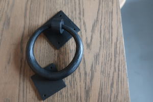 玄関ドアのアクセサリーにドアノッカー