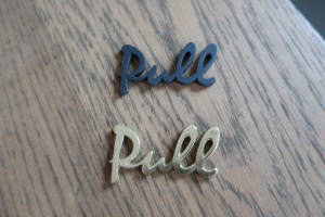 ドアのアクセントになるpullサイン