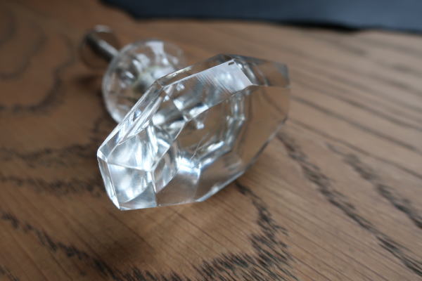 ダイヤを思わせるガラスノブ