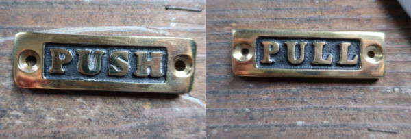 ブラス素材のプッシュサイン