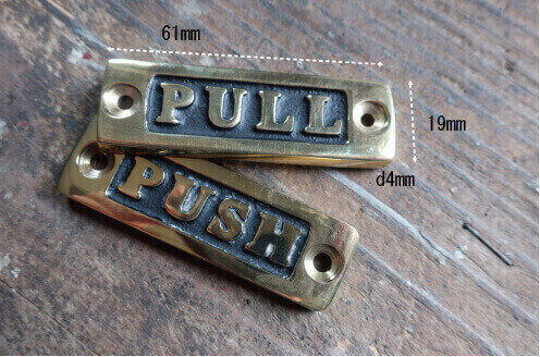 小さなサイズがかわいいプッシュ金物