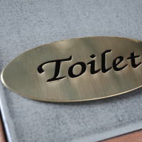 味気ないトイレドアのアクセントにうれしいサイン
