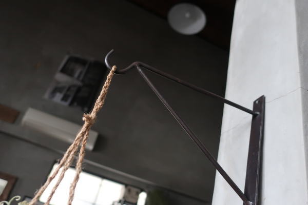 空間がオシャレになるハンキングブラケット