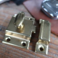 ペットや子どものいたずら防止にも活躍するカップボードラッチks4