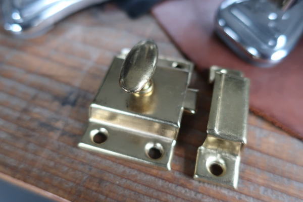 ツマミ部分が特徴的なカップボードラッチks4の斜めアングル