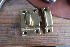 金メッキ仕上げが美しいカップボードラッチks4の正面画像