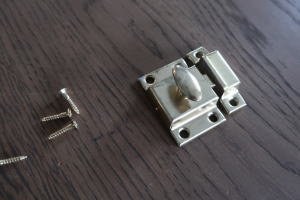 モダンな空間にも映える金色仕上げのks4ラッチ金物