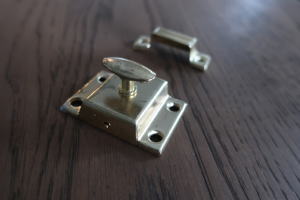 ペットや子どものいたずら防止にも活躍するカップボードラッチks4