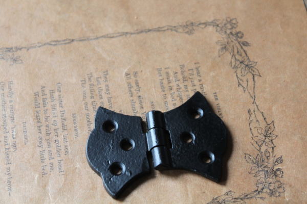 お洒落デザインのアイアンヒンジ