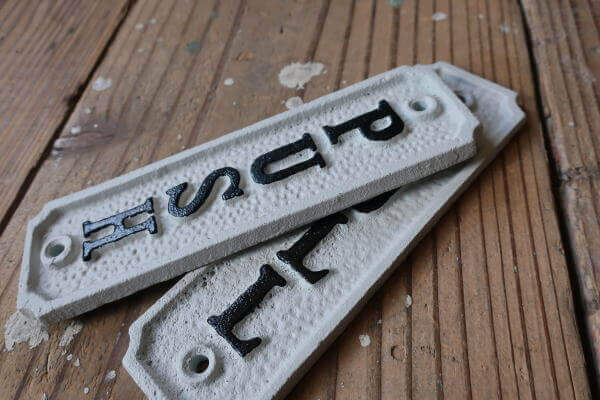 ドアにつけたいアンティーク風なプレート