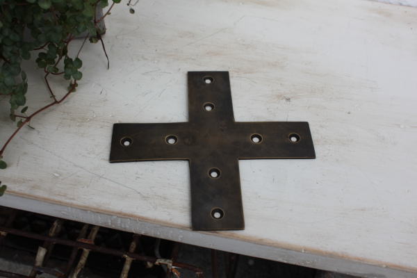 家具作りに便利な真鍮クロス金物