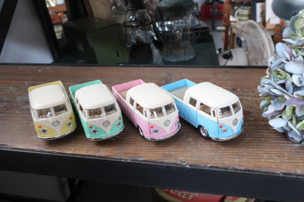 パステルカラーがかわいい1963年式VWバス型ミニカーのディスプレイ写真