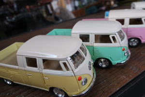 パステルカラーの1963年式VWバス型ピックアップミニカーの並び