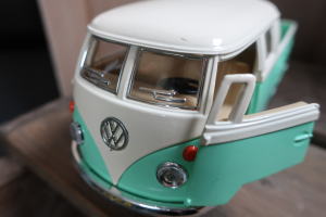 クラシックカー好き必見のレトロデザインミニカー「1963VW BUS Pick up」
