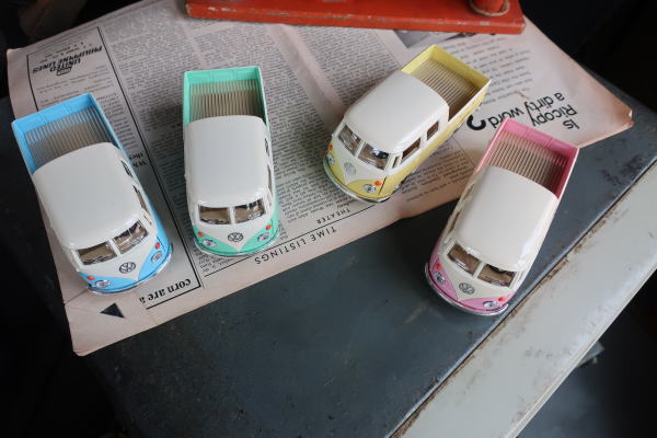 アンティーク風カラーの1963年式フォルクスワーゲン風バス模型