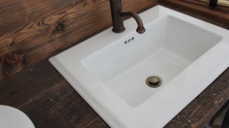 理科室のようなオシャレ洗面シンク