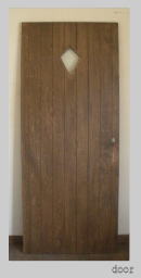 小窓がかわいい扉