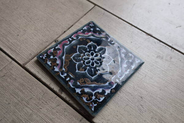 空間アクセントになるアンティーク風のタイル