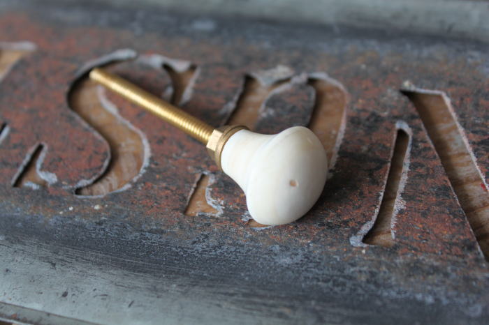 アイボリーカラーのシンプルなノブ
