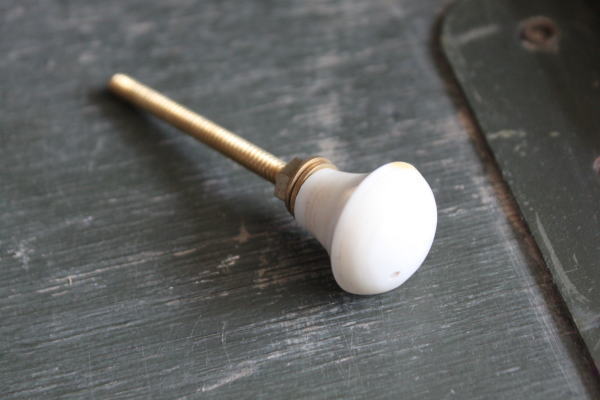 アイボリーカラーのシンプルなノブ
