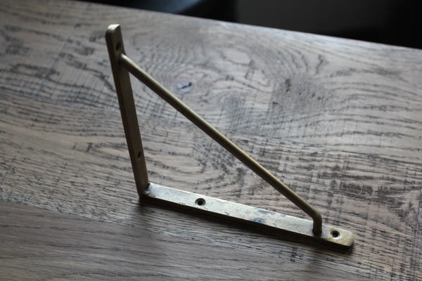 スリムでシンプルなデザインのブラケット