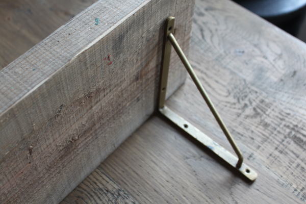 さりげない存在感のアイアンブラケット