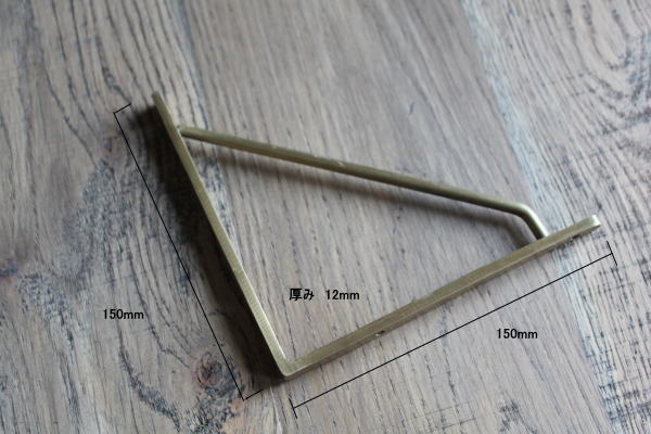 さりげない存在感のアイアンブラケット