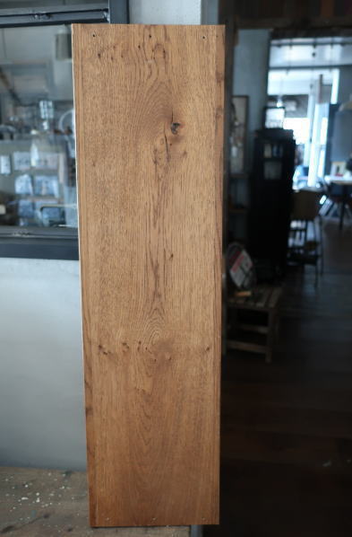 温かみのある木目オーク材の突板材