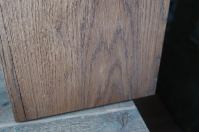 温かみのある木目オーク材の突板材