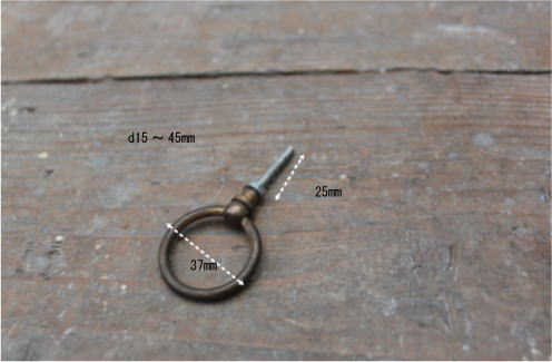 アンティークのような色合いのブラスリングハンドル