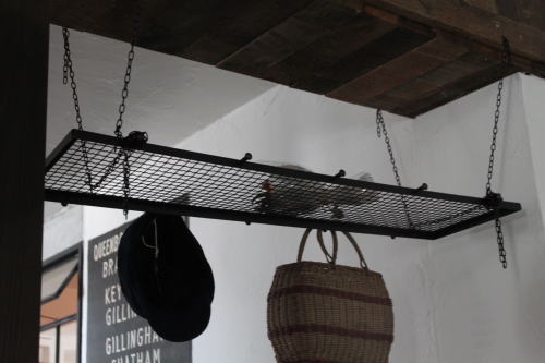 高さも調節できるスチールメッシュハンキングシェルフ