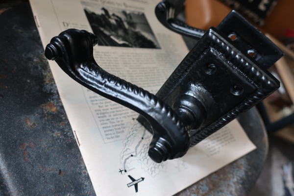 デザイン性のあるアイアンレバーハンドル