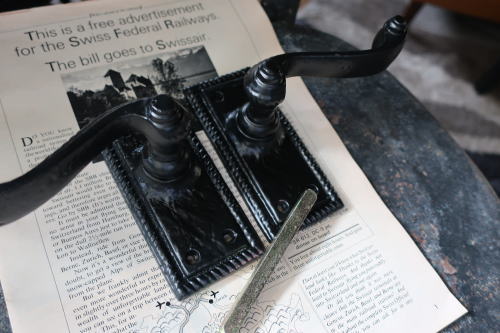 こだわりのドアにアイアンレバーハンドル