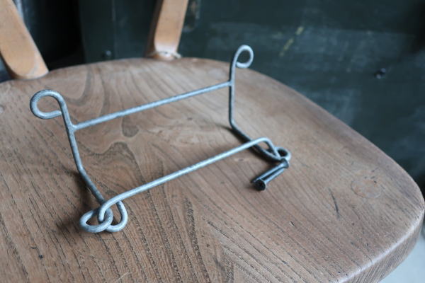 シンプルデザインのウォールペーパーハンガー