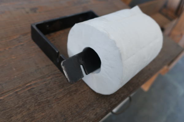 アイアンの素材感をのこした紙巻き器