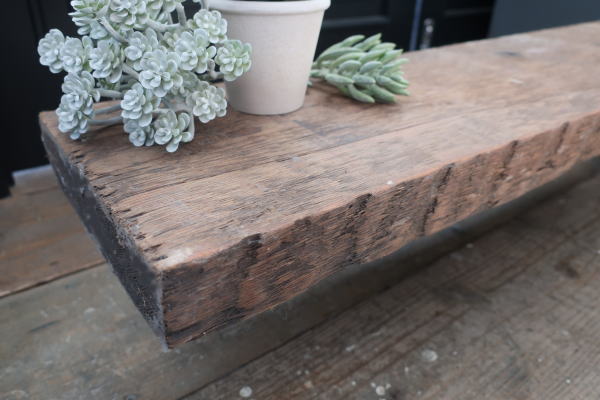 レトロ感抜群の古材ブラケット