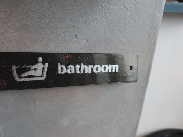 ポイントになるBATHROOMサインプレート